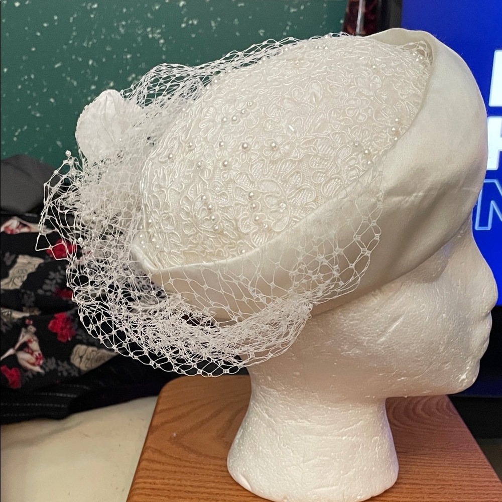 Vintage 40s/50s  satin pearl floral accent White mesh Lace Fascinator style hat